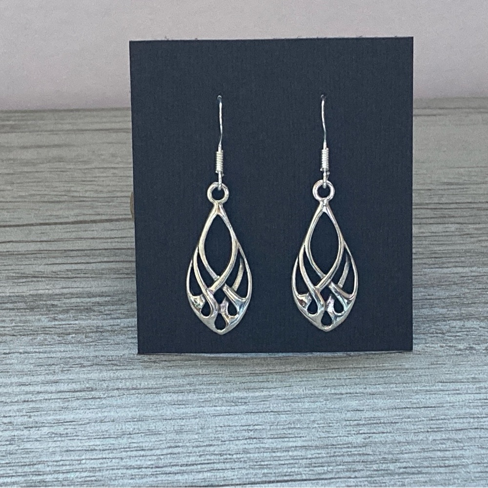 NWT 925 Sterling Silver Celtic Knot Dangle Earrings! Hypoallergenic! NEW!